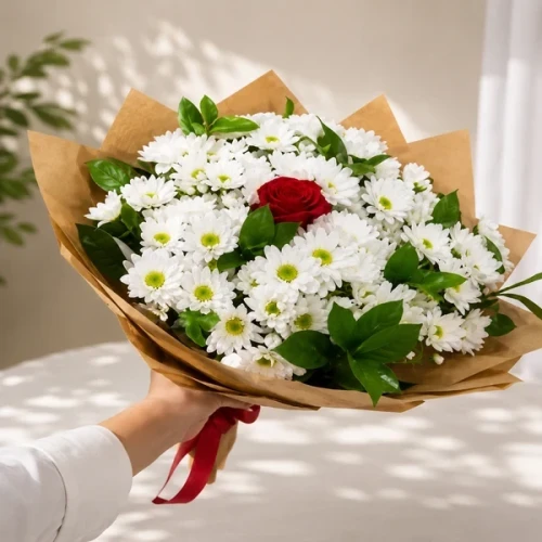 Strauß mit einer roten Rose und weißen Gänseblümchen